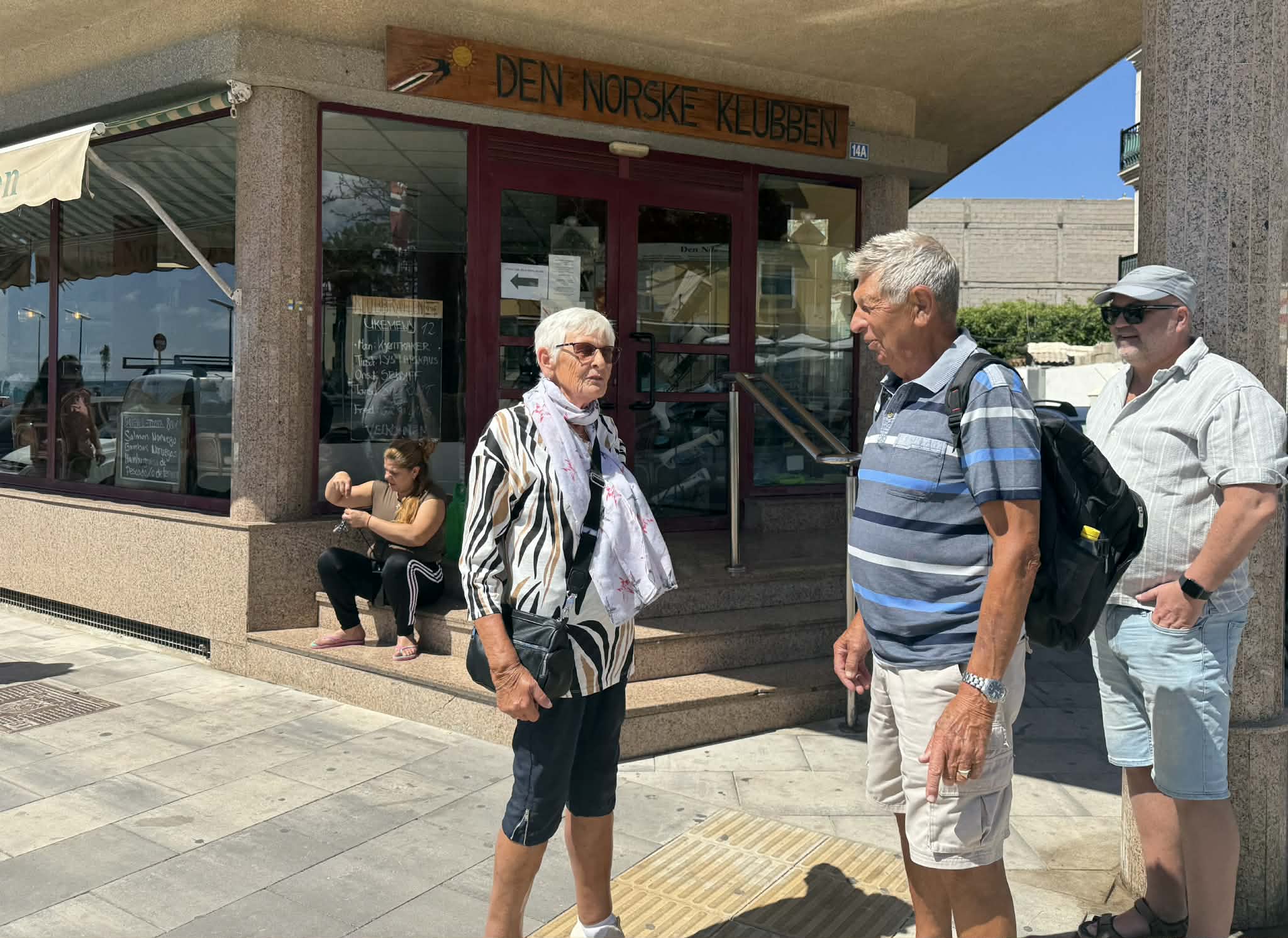 Åpningstider i april for klubbkontoret og klubbkaféen